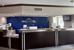 Microtel Inn & Suites by Wyndham Houston/Webster/Nasa/Clearlake 로비 또는 리셉션