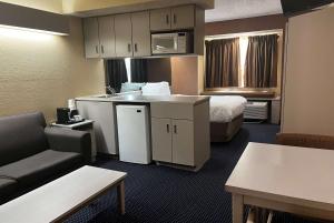 Microtel Inn & Suites by Wyndham Houston/Webster/Nasa/Clearlake 주방 또는 간이 주방