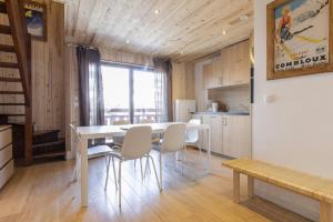 uma cozinha e sala de jantar com mesa e cadeiras em Résidence Hôtel Rent - Megève Centre em Megève