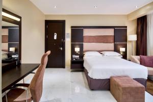 Protea Hotel by Marriott Kampala Skyz में एक कमरे में एक या कई बेड