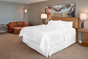 Cama ou camas em um quarto em The Westin Edmonton