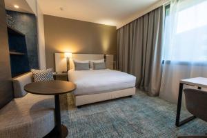 une chambre d'hôtel avec un lit et une table dans l'établissement Residence Inn by Marriott Toulouse-Blagnac, à Blagnac