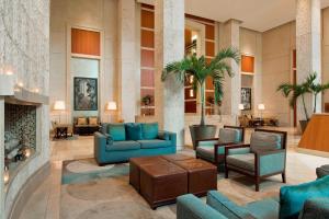 A seating area at The Westin Alexandria Old Town