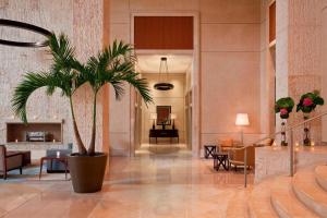 A seating area at The Westin Alexandria Old Town