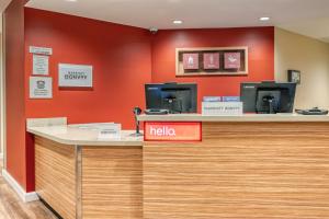 un banco dell'hotel con un cartello di benvenuto di TownePlace Suites by Marriott Indianapolis Airport a Indianapolis