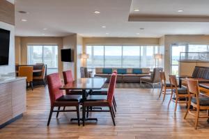 una sala da pranzo con tavolo, sedie e divano di TownePlace Suites by Marriott Indianapolis Airport a Indianapolis