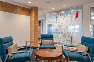 una sala d'attesa con sedie blu e una mappa di TownePlace Suites by Marriott Indianapolis Airport a Indianapolis