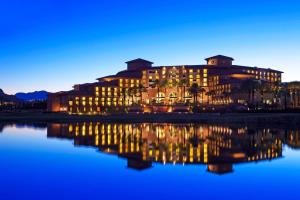 een gebouw met lichten aan in het water bij The Westin Lake Las Vegas Resort & Spa in Las Vegas