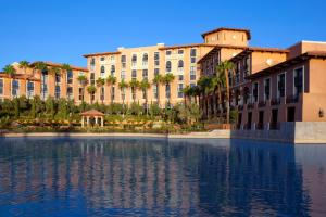 uitzicht op een hotel vanaf het water bij The Westin Lake Las Vegas Resort & Spa in Las Vegas