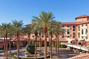 een groep palmbomen voor een gebouw bij The Westin Lake Las Vegas Resort & Spa in Las Vegas