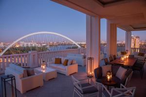 The St. Regis Astana tesisinde bir balkon veya teras