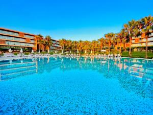 La alberca dentro o cerca de Outstanding Condo- Beach, Pool & Golf by BeCherish