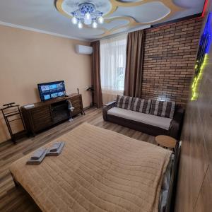 TV at/o entertainment center sa Petropavlivska apartment тиха вуличка в центрі Старого міста