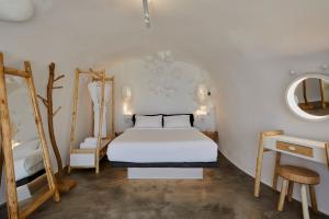 Posteľ alebo postele v izbe v ubytovaní Theano Cave Suites & Villas