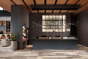 een lobby van een winkel met een bar en stoelen bij Four Points by Sheraton Istanbul Kagithane in Istanbul