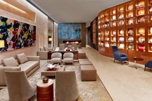 um lobby de um hotel com sofás e cadeiras em The St. Regis Istanbul em Istambul