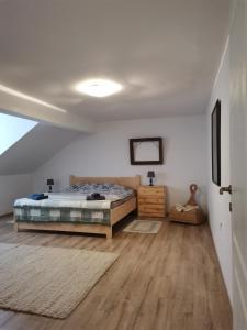 um quarto com uma cama e piso em madeira em Rebreanu Suite em Sibiu