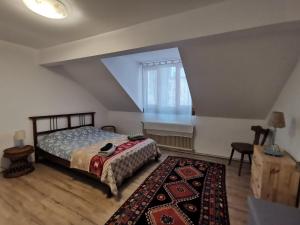 um quarto com uma cama e um tapete em Rebreanu Suite em Sibiu