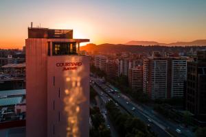 een gebouw met een bord voor een stad bij Courtyard by Marriott Santiago Las Condes in Santiago