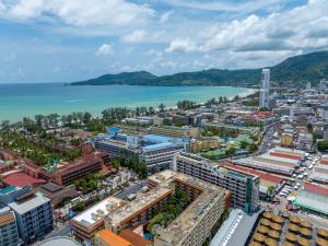 z powietrza widok na miasto i ocean w obiekcie Patong Poshtel w Patong Beach