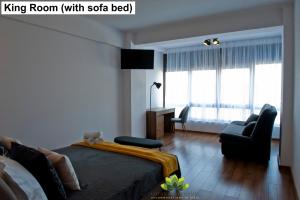 um quarto com uma cama king-size e uma secretária em Sibiu Lotus Apartments em Sibiu