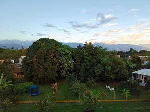 eine Luftansicht auf einen Park mit Spielplatz in der Unterkunft Paradisíaco Apt 360º Palmira in Palmira