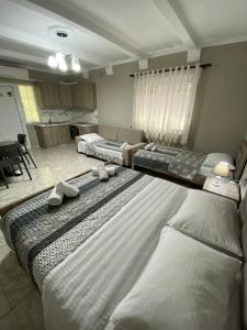 Tempat tidur dalam kamar di Vila Ajdinaj