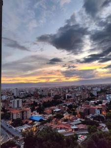 Blick auf eine Stadt mit wolkigem Himmel in der Unterkunft Depto a estrenar increíble vista 180º Cocha in Cochabamba