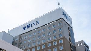 um edifício com uma placa no topo em Toyoko Inn Matsumoto Ekimae Hommachi em Matsumoto