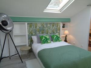 una camera con letto a baldacchino verde di vacances 34 a Le Crotoy