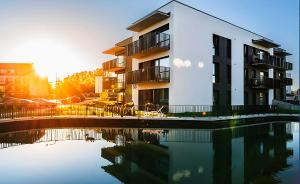 un edificio con un reflejo en un cuerpo de agua en Gilužio Rivjera, en Vilna