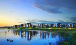 una ciudad con edificios y dos patos en el agua en Gilužio Rivjera, en Vilna