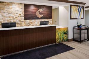 een kantoorlobby met een receptie met twee laptops bij Comfort Inn & Suites Fishers - Indianapolis in Fishers