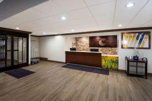 een lobby met een receptie en een bakstenen muur bij Comfort Inn & Suites Fishers - Indianapolis in Fishers