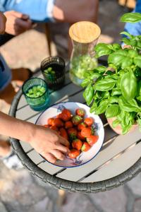 una mesa con un plato de fresas en i’dille Brīvdienu māja, en Kuldīga