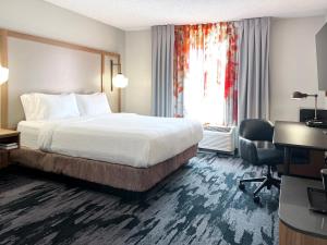 Krevet ili kreveti u jedinici u objektu Fairfield Inn & Suites by Marriott Rogers