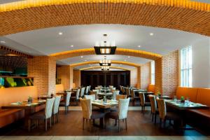 Um restaurante ou outro lugar para comer em Sheraton Sharjah Beach Resort and Spa