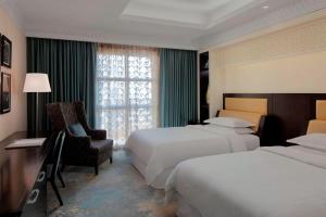 Cama ou camas em um quarto em Sheraton Sharjah Beach Resort and Spa