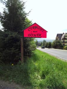 un panneau rouge sur le côté d'une route dans l'établissement Cyrwony Domek, à Poronin