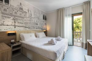 um quarto com uma cama grande e um desenho na parede em Hotel Marco Polo em Lido di Jesolo