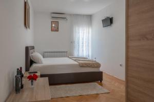 Tempat tidur dalam kamar di Apartments Maxi Katić