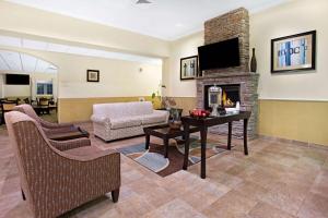 TV at/o entertainment center sa La Quinta by Wyndham Stonington-Mystic Area