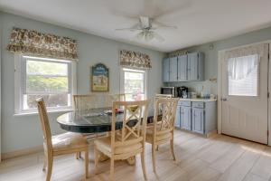 Ideal Narragansett Location with Furnished Deck! في ناراغانسيت: مطبخ مع طاولة طعام وكراسي