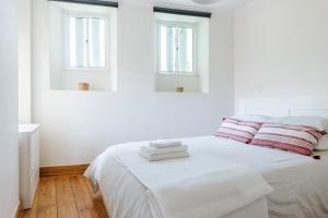 Una cama o camas en una habitación de Lisboa - São Lázaro Central Apartment