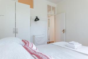 Una cama o camas en una habitación de Lisboa - São Lázaro Central Apartment