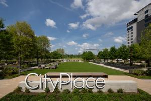 um sinal de cidade com bancos num parque em Houston CityPlace Marriott at Springwoods Village em The Woodlands