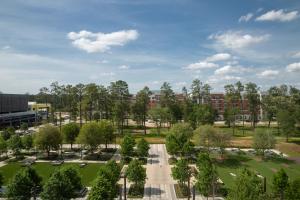 uma vista aérea de um parque com árvores e edifícios em Houston CityPlace Marriott at Springwoods Village em The Woodlands