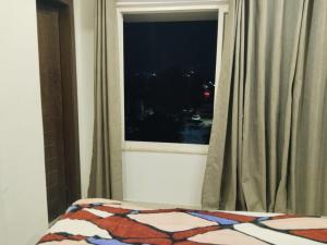 een slaapkamerraam met uitzicht op de stad bij Elegant Family Apartments Hotel E11 in Islamabad