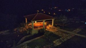 um gazebo à noite com uma cidade ao fundo em Villa Luce em Omiš