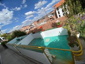 un barco sentado al lado de un edificio en BROTHERs HOUSE II, en Cusco